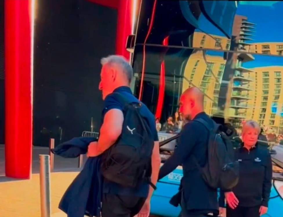 一群枪手球迷聚在温布利，喊话瓜迪奥拉“让阿尔特塔拿英超”